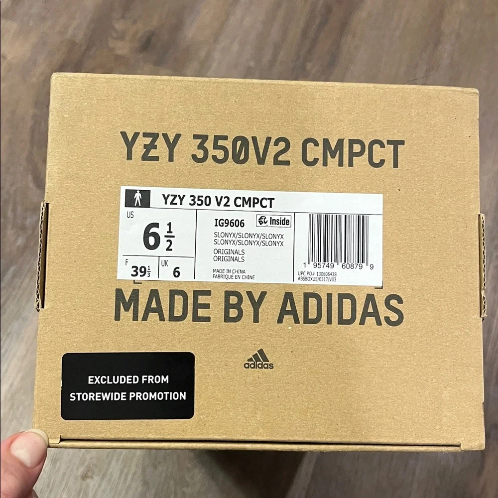 Adidas Yeezy boost 350 v2’s size 6 1/2